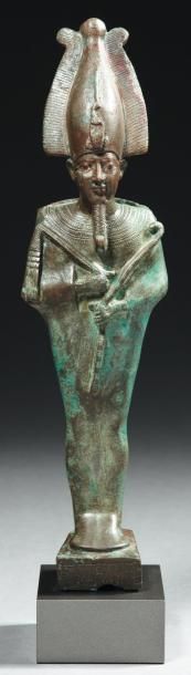 Égypte Statuette votive représentant le dieu Osiris. Il est momiforme, les mains...