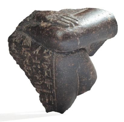 Égypte Fragment de statuette-cube gravé à l'avant de quatre colonnes hiéroglyphiques...