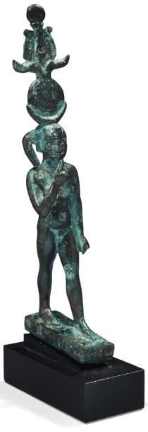 Égypte Statuette votive du dieu Iâh. Le dieu-enfant est nu, debout sur une base,...