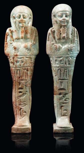 Égypte Ensemble composé de deux oushebti au nom de Djed-her. Ils sont momiformes,...