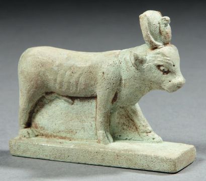 Égypte Amulette représentant le taureau Apis passant sur une base quadrangulaire....
