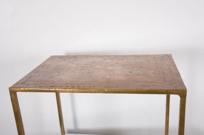 null 
Table en bronze, circa 1970
37 x 54 x h 42 cm
Etat : très bon

side table incised...