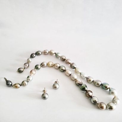 null Demi-parure en or gris 18K (750) comprenant un collier de perles grises baroques...