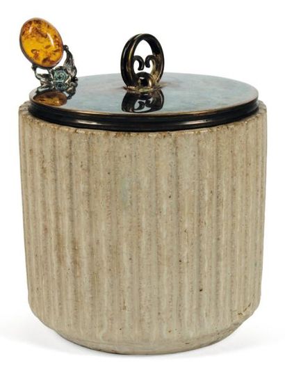 ARNE BANG (1901-1983) Pot cylindrique Grès blanc et couvercle en bronze patiné. Signé....