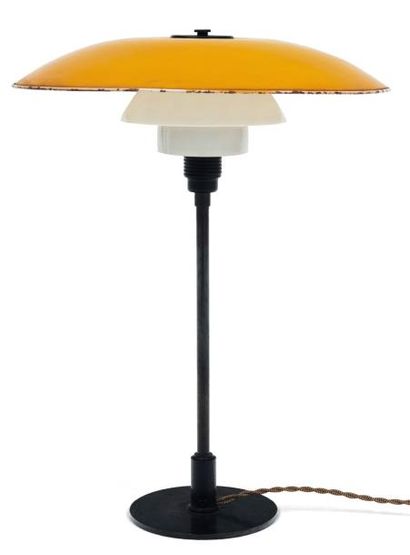 POUL HENNINGSEN (1894-1967) Lampe à poser modèle PH 3/2 Métal laqué jaune, verre...