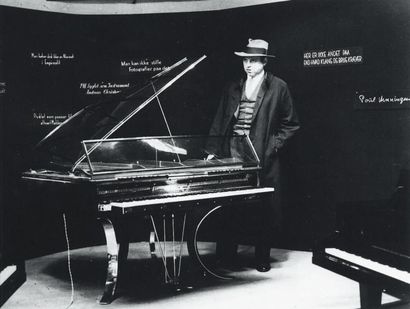 POUL HENNINGSEN (1894-1967) Piano Crapaud et son tabouret Bois naturel et laqué noir,...