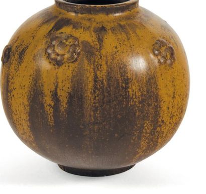 ARNE BANG (1901-1983) Vase boule Grès émaillé. Signé. Danemark, vers 1940. H_10 ...
