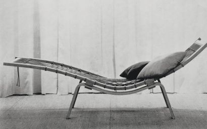 HANS J. WEGNER (1914-2007) Chaise longue modèle « Hammock chair » Chêne, cordage...