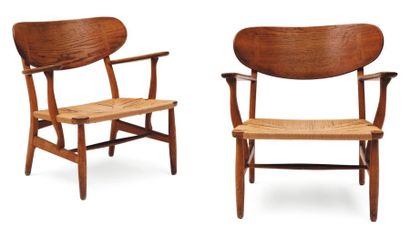 HANS J. WEGNER (1914-2007) Paire de chauffeuses « CH22 » Chêne et tressage en corde....