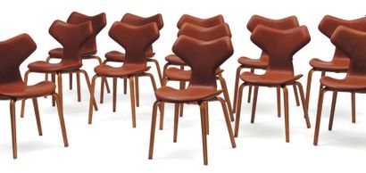 ARNE JACOBSEN (1902-1971) Suite de douze chaises dites « Grand Prix » Teck et cuir...