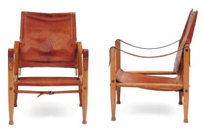 KAARE KLINT (1888-1954) Paire de fauteuils modèle « Safari » Teck, cuir brun patiné...