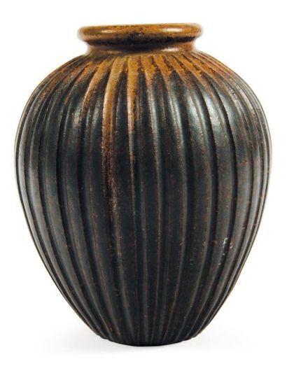 ARNE BANG (1901-1983) Vase Grès émVaillé. Signé. Danemark, vers 1940. H_11,5 cm