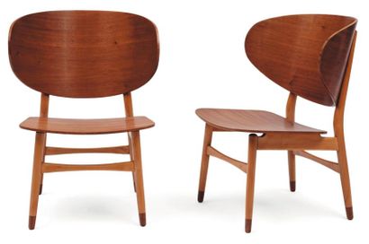 HANS J. WEGNER (1914-2007) Paire de chauffeuses modèle « Shell » Bois laqué blanc...