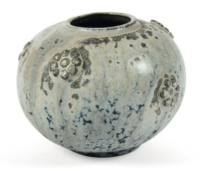 ARNE BANG (1901-1983) Vase Grès émaillé. Signé. Danemark, vers 1940. H_6,5 cm