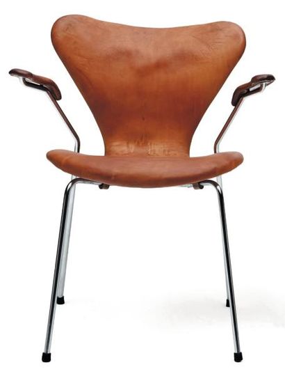 ARNE JACOBSEN (1902-1971) Paire de fauteuils « 3207 » Cuir cognac et acier chromé....