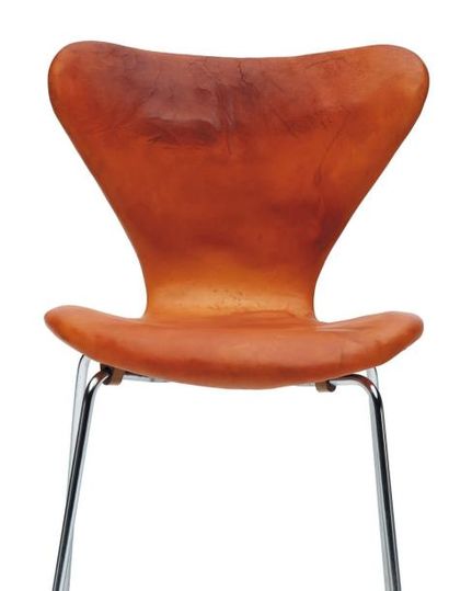 ARNE JACOBSEN (1902-1971) Paire de chaises « 3107 » Cuir cognac et acier chromé....