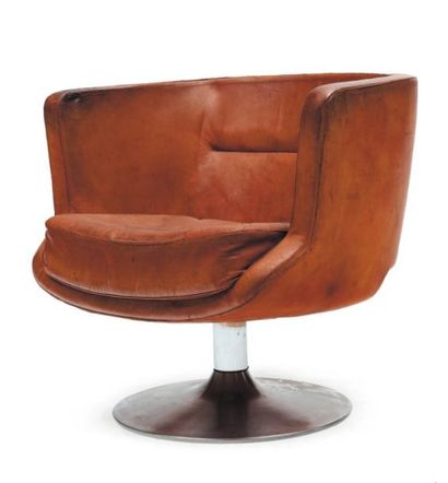 ANTTI NURMESNIEMI (1923-2003) Fauteuil Cuir brun patiné et acier chromé. Edition...