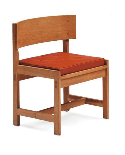 ILSE RIX Suite de six chaises modèle n° 9 Chêne et cuir brun capitonné. Edition Uldum...