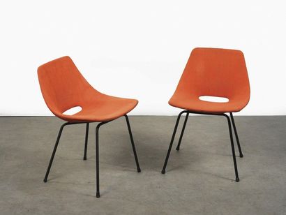 Pierre GUARICHE (1926-1995) Paire de chaises modèle « Tonneau » 

Tissu orange à...