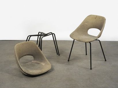 Pierre GUARICHE (1926-1995) Série de 3 chaises modèle « Tulipe »

Tissu gris et métal...