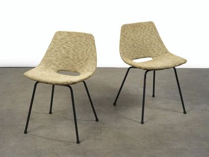 Pierre GUARICHE (1926-1995) Paire de chaises modèle « Tonneau » 

Tissu beige et...