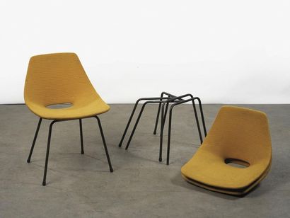 Pierre GUARICHE (1926-1995) Série de 3 chaises modèle « Tonneau » 

Tissu orange...