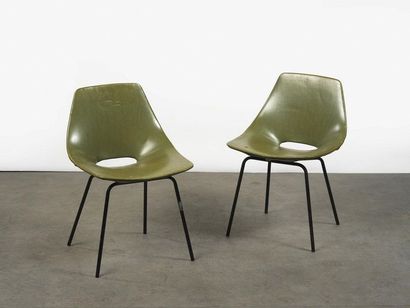Pierre GUARICHE (1926-1995) Paire de chaises modèle « Tonneau » 

Simili vert et...