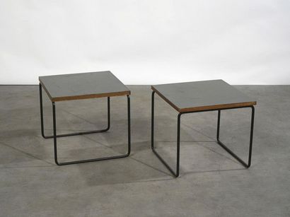 Pierre GUARICHE (1926-1995) Paire de tables basses modèle « volante »

Métal laqué...