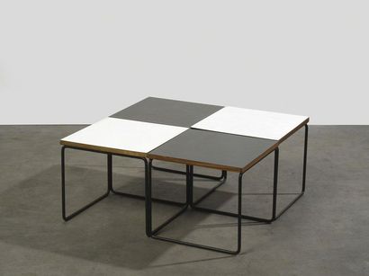 Pierre GUARICHE (1926-1995) Série de 4 tables basses modèle « volante »

Métal laqué...