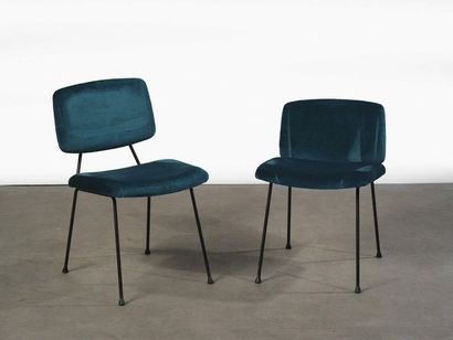 Pierre PAULIN (1927-2009) Paire de chaises modèle « CM 196 »

Velours bleu et métal...