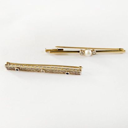 null Set of two bar brooches in 14K (585) gold and platinum, one chased with filigree...