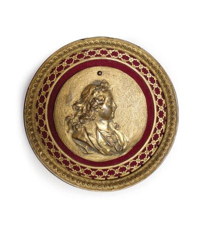null PORTRAIT DE LOUIS XV ENFANT. Médaillon en bronze doré et ciselé, le fond de...