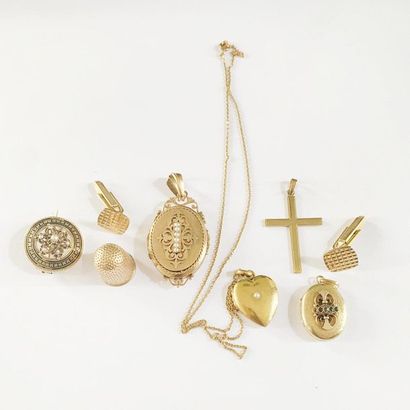 null 18K (750) yellow gold set comprising three pendants, two of which are oval-shaped...