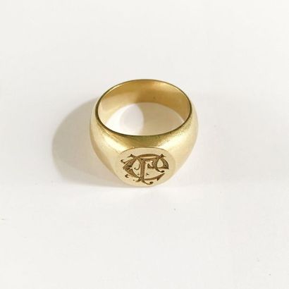 null 18K (750) yellow gold signet ring.

TDD: 52

Weight: 16.2 g

