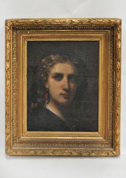 null Ecole XIXème siècle Portrait de femme Huile sur toile Au verso, une tête pe...