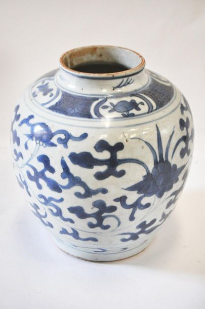 null Pot en porcelaine bleu blanc à décor de lotus et rinceaux feuillagés et stylisés....