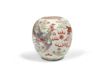 null Petit pot balustre en porcelaine émaillé polychrome à décor de dragon et phénix...