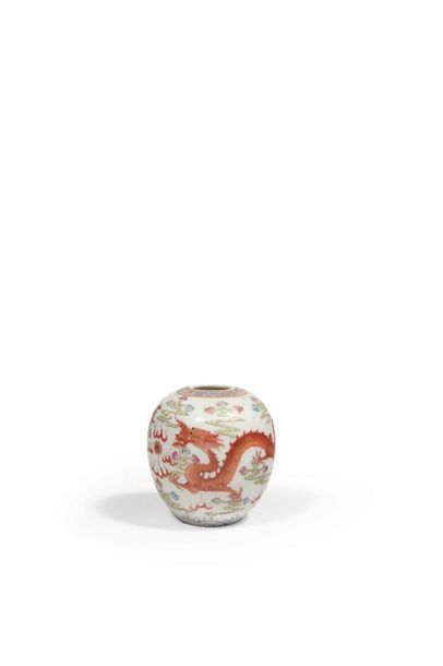 null Petit pot balustre en porcelaine émaillé polychrome à décor de dragon et phénix...