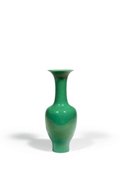 null Vase de forme balustre à col évasé en porcelaine émaillée verte. Chine - Début...