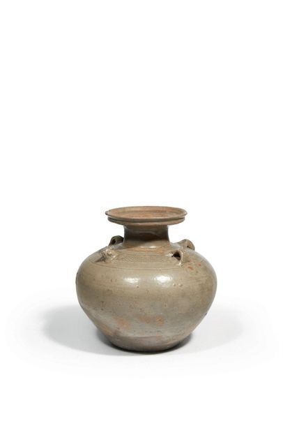 null Pot à quatre anses en grès émaillé gris. Chine - Epoque Yuan (1279 - 1368) (éclats...