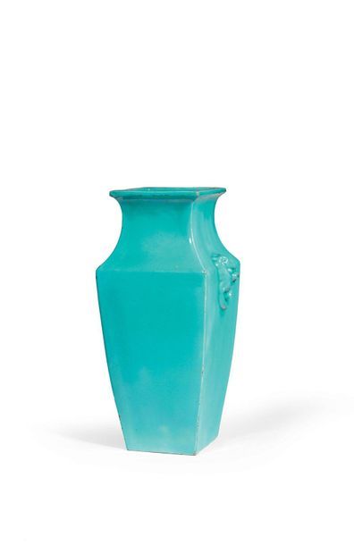 null Vase de forme balustre et carré en porcelaine émaillée bleu turquoise, deux...