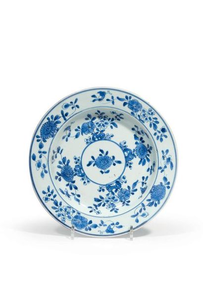 null Assiette en porcelaine décorée en bleu sous couverte de fleurs stylisées dans...
