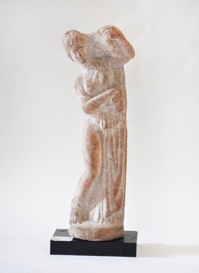 null Statuette representing the goddess Venus anadyomène. Terracotta. Cracks on the...