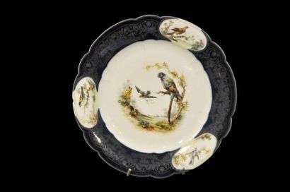 null SÈVRES Assiettes plate en porcelaine à bords contournés de forme Duplessis de...