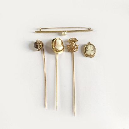 null 18K (750) yellow gold set including three tie pins, a barrette brooch and a...