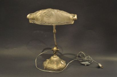 null Lampe de table En bronze argenté et verre moulé pressé Vers 1930 H_36 cm