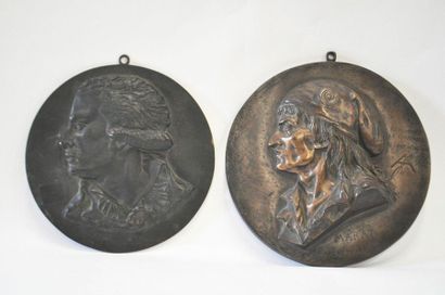 null Deux médaillons en bronze patiné représentants : Danton de profil gauche signé...