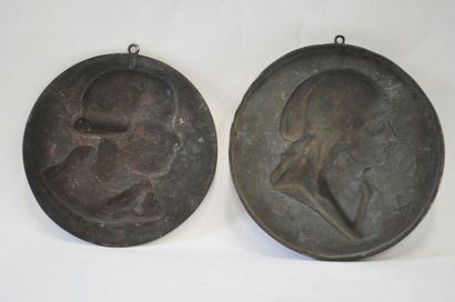 null Deux médaillons en bronze patiné représentants : Danton de profil gauche signé...