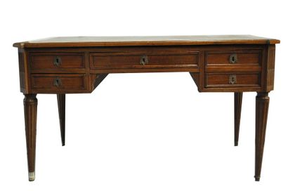 null Rectangular flat desk with pedestals, in mahogany and mahogany veneer. It opens...