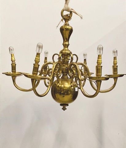 null Lustre Hollandais en laiton doré, à six bras de lumière. De style XVIIe siècle....